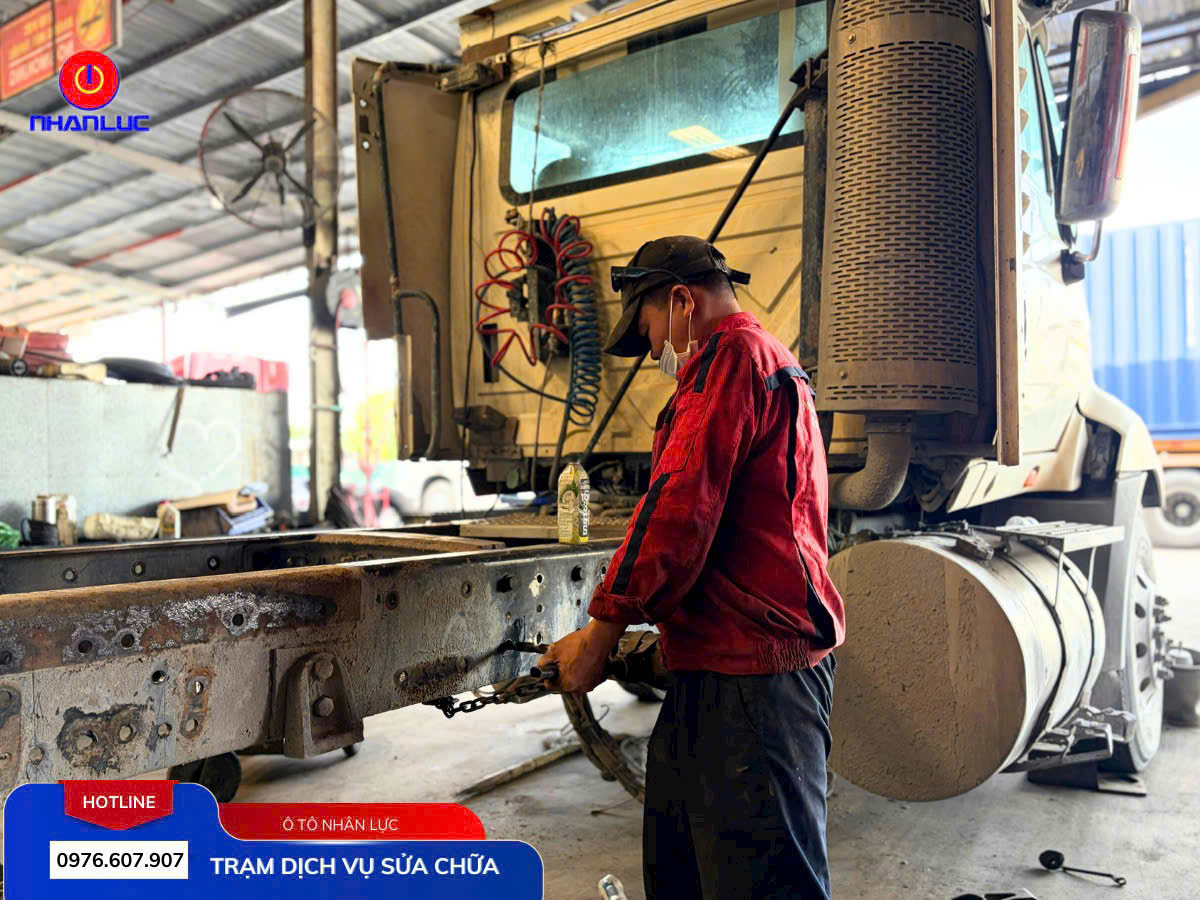 TRẠM DỊCH VỤ SỬA CHỮA Ô TÔ NHÂN LỰC