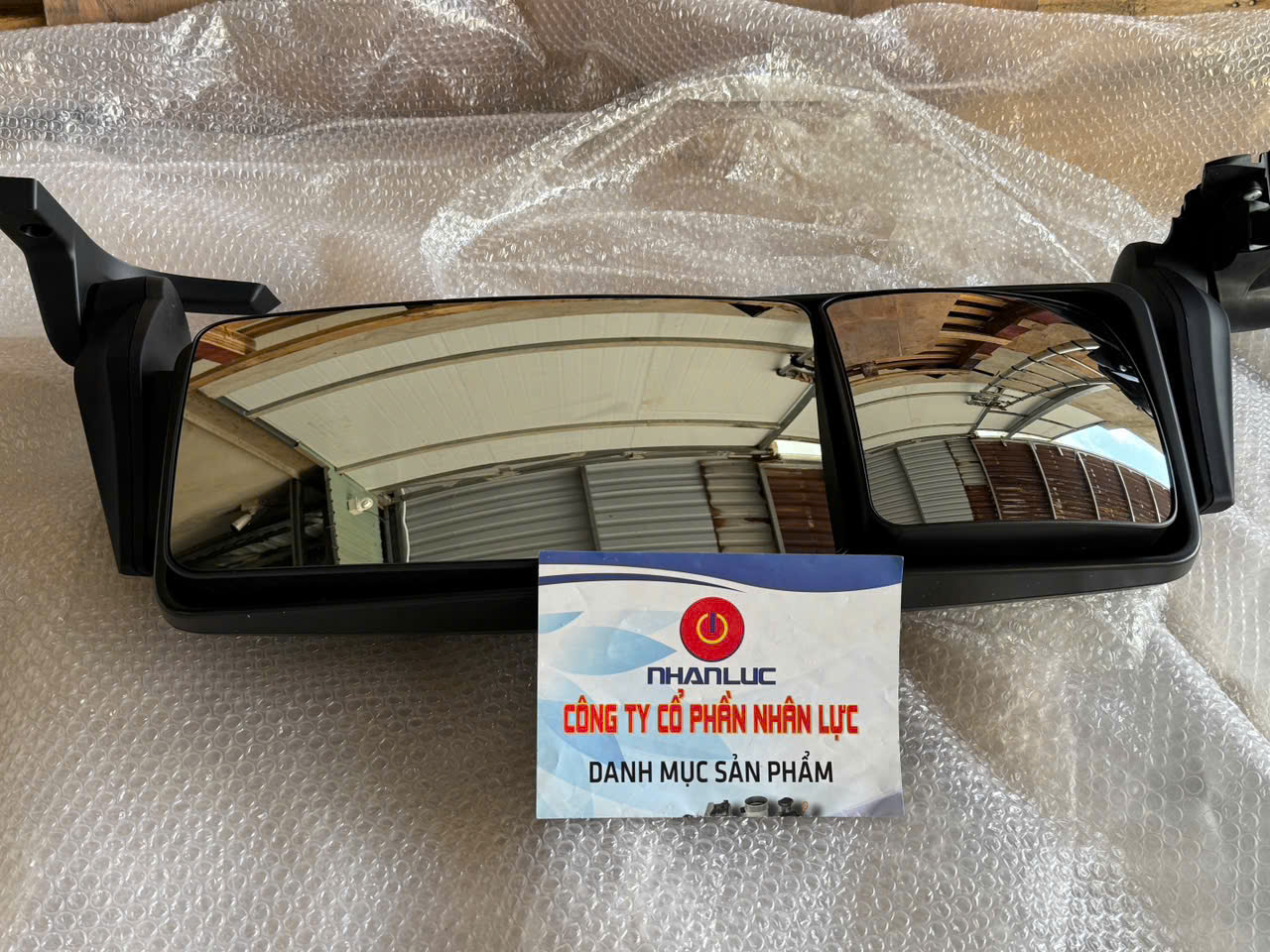 Gương hậu bên tài