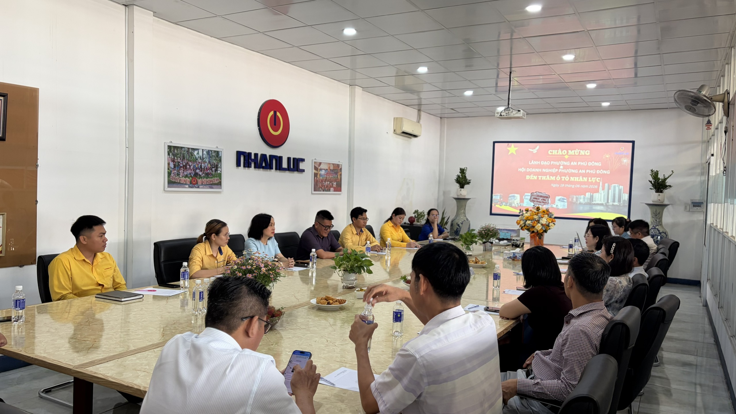 Ô TÔ NHÂN LỰC VINH DỰ ĐÓN TIẾP ĐOÀN UBND và HỘI DOANH NGHIỆP AN PHÚ ĐÔNG