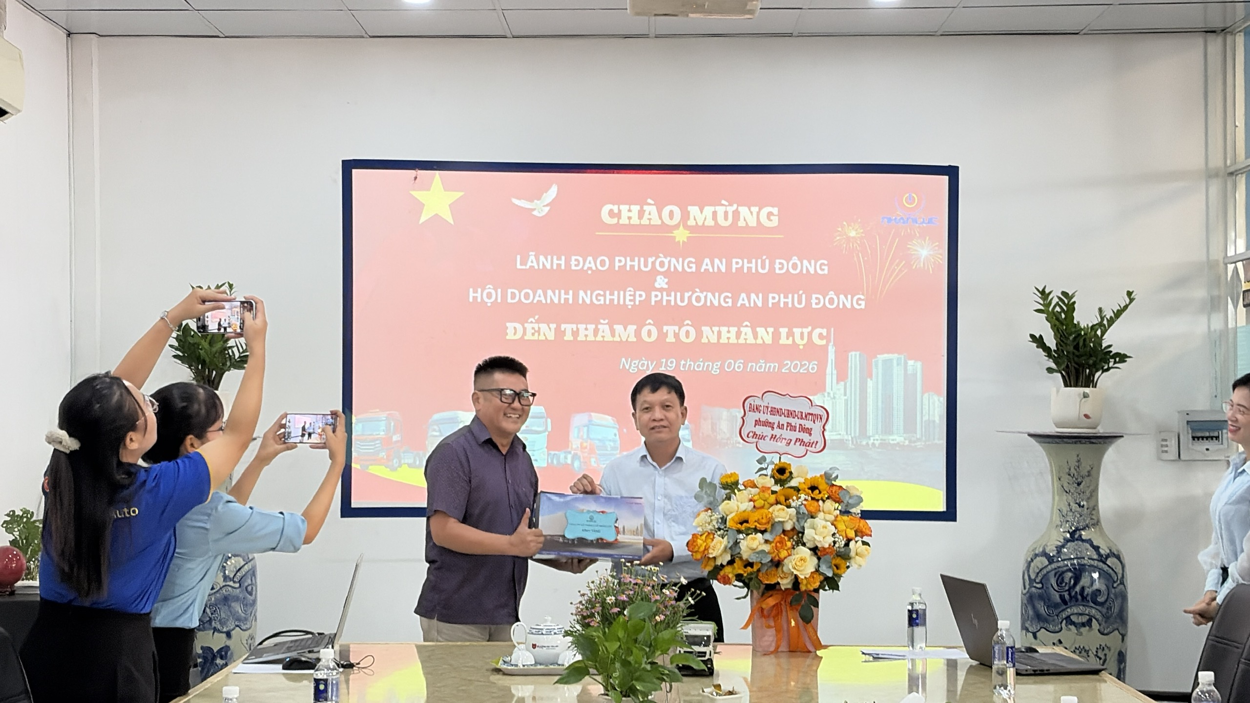 Ô TÔ NHÂN LỰC VINH DỰ ĐÓN TIẾP ĐOÀN UBND và HỘI DOANH NGHIỆP AN PHÚ ĐÔNG