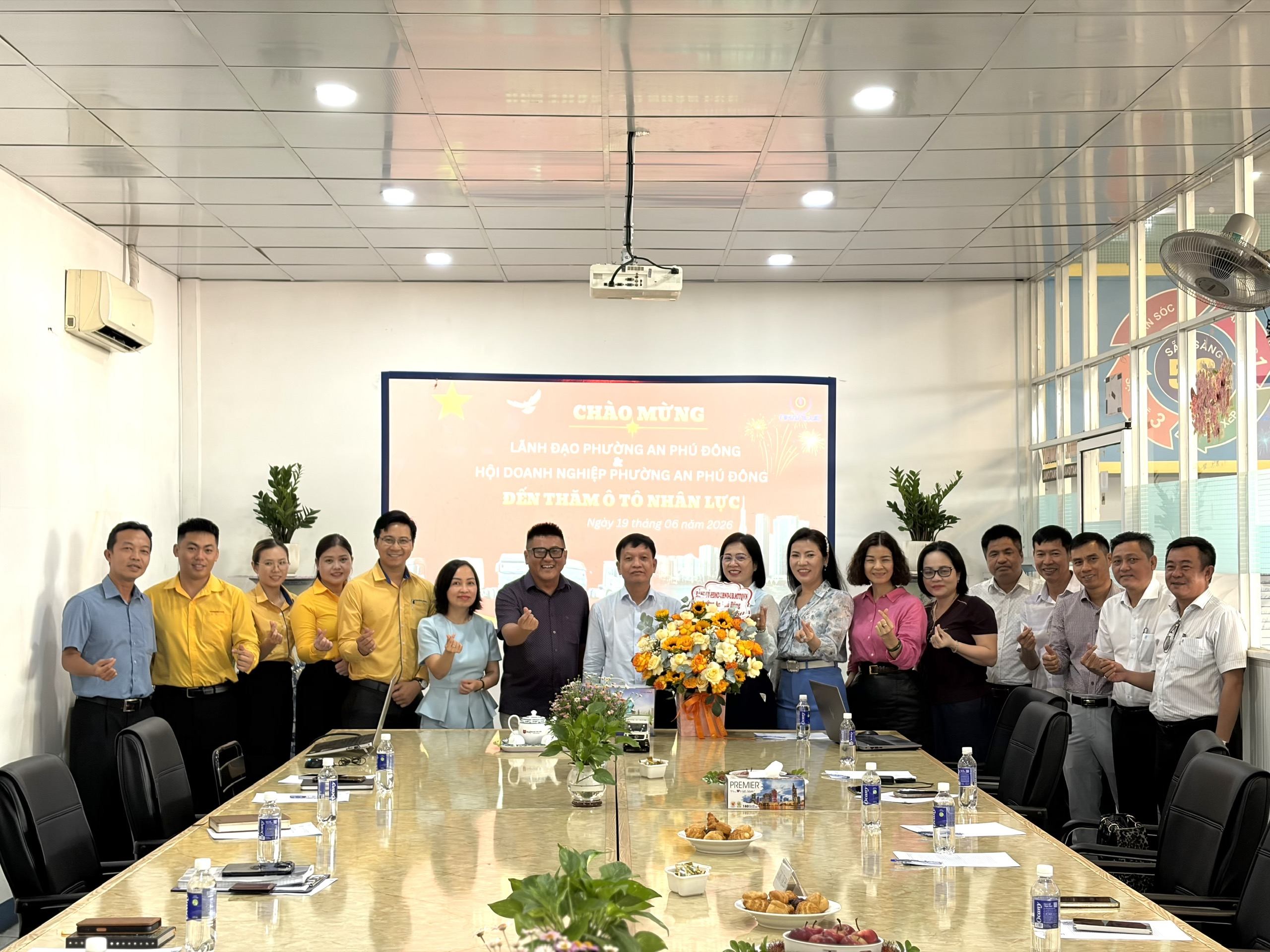 Ô TÔ NHÂN LỰC VINH DỰ ĐÓN TIẾP ĐOÀN UBND và HỘI DOANH NGHIỆP AN PHÚ ĐÔNG